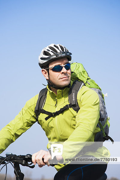 Mann bei einer Fahrradtour