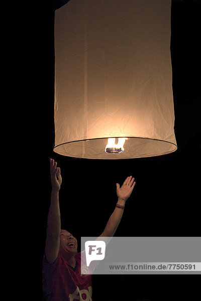 Aufsteigender Heißluftballon beim Lichterfest Loi Kratong  Loy Krathong