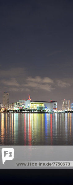 Vertikal-Panorama der American Airlines Arena in Miami  bei Nacht