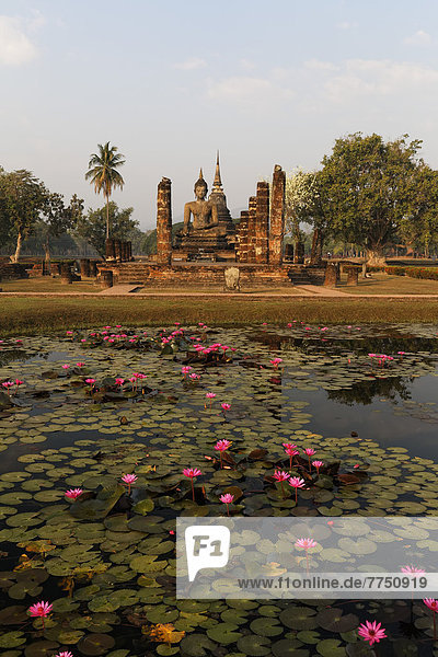 Der Wat Mahathat im Geschichtspark Sukhothai  UNESCO Weltkulturerbe