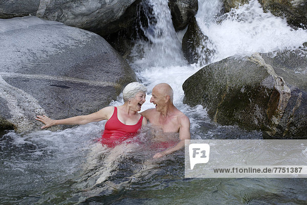 Ehepaar  59 und 68 Jahre  badet in Gebirgsfluss Torrente Codera