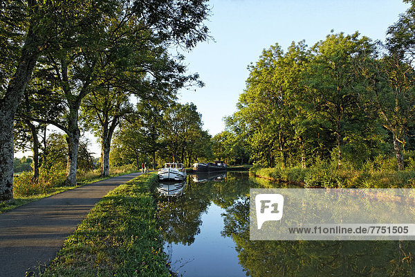 Hausboot auf dem Canal des Vosges  früher Canal de l?Est  bei PK 88  Scheitelhaltung es Kanals  Abendstimmung