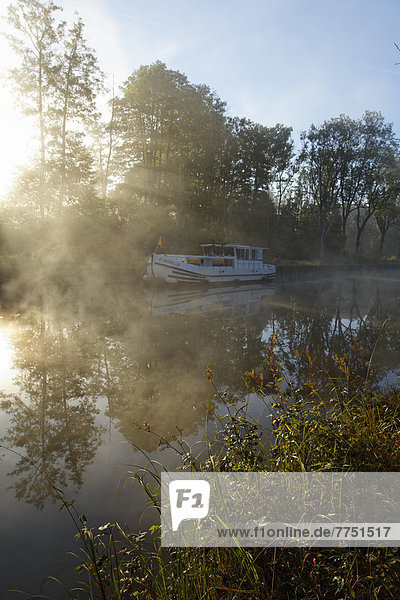 Hausboot auf dem Canal des Vosges früher Canal de l?Est Übernachtungsplatz bei PK 100 5 mit Morgennebel und Morgensonne