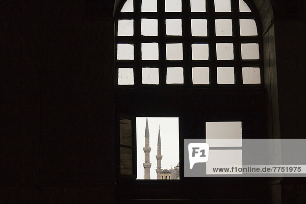 Blick aus einem vergitterten Fenster im Obergeschoß der Hagia Sofia auf Minarette