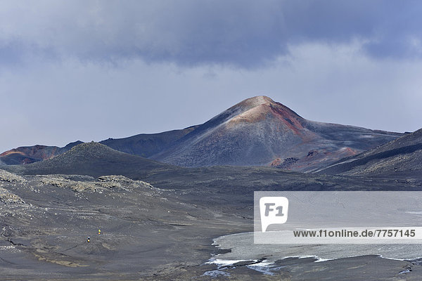Neuer Krater des Vulkanausbruchs von 2010 am Weitwanderweg von Skógar über den Fimmvörðuhals ins Þórsmörk