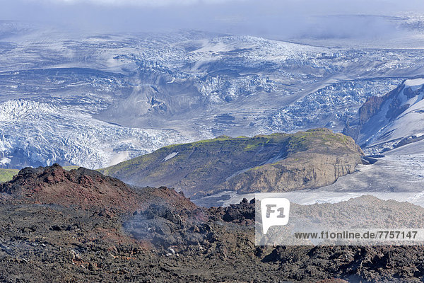 Ausblick über neue Lavafelder des Vulkanausbruchs von 2010 zum Myrdalsjökull am Weitwanderweg von Skógar über den Fimmvörðuhals ins Þórsmörk