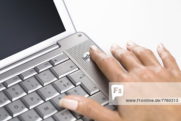 Frauenhand auf einem Laptop