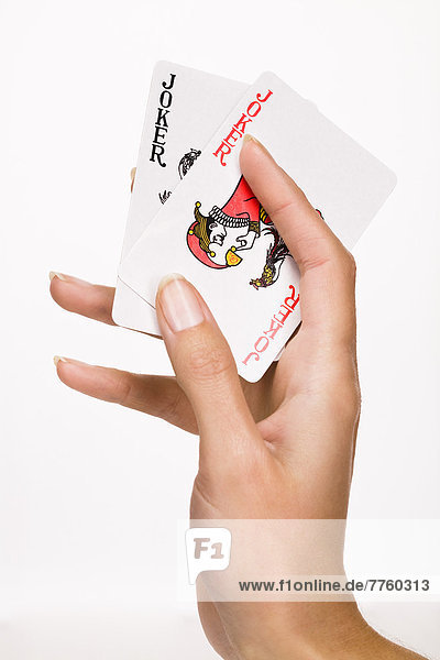 Frauenhand mit Spielkarten (Joker)
