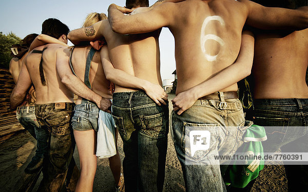 Freunde die sich am Strand umarmen