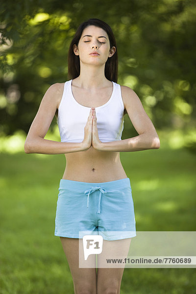 Frau  die Yoga praktiziert  im Freien