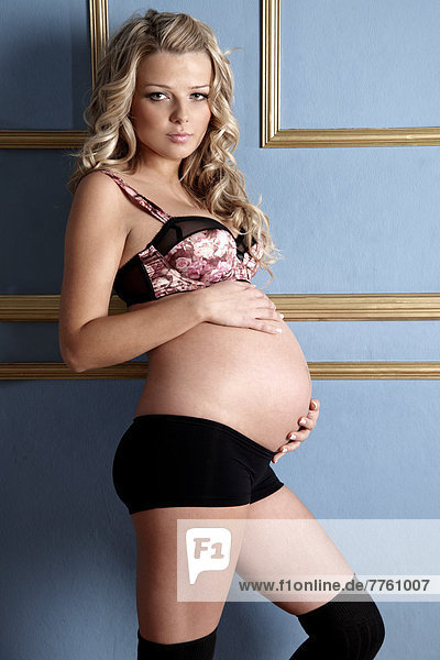 Schwangere in Unterwäsche