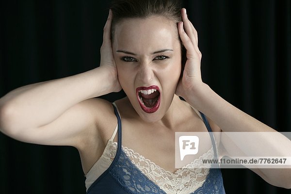 Porträt einer schreienden Frau
