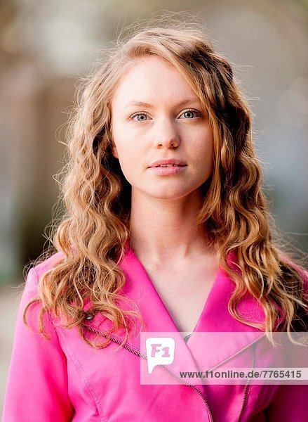 Außenaufnahme  Portrait  blond  Frau  Jacke  pink  Kleidung  alt  freie Natur  Jahr