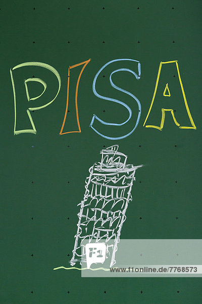 '''PISA'' mit Kreide auf Schultafel geschrieben'