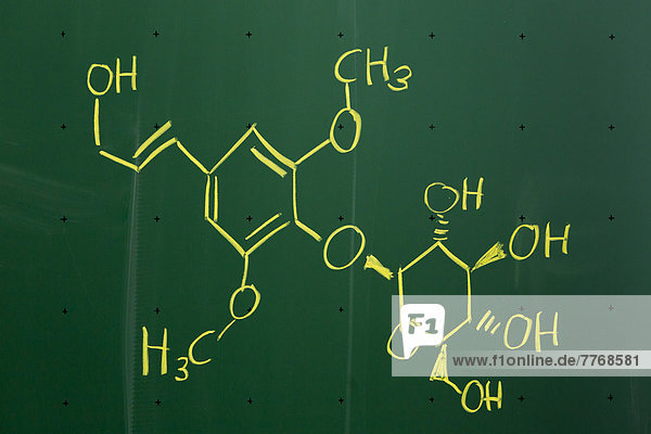 Chemische Formel mit Kreide auf Schultafel geschrieben