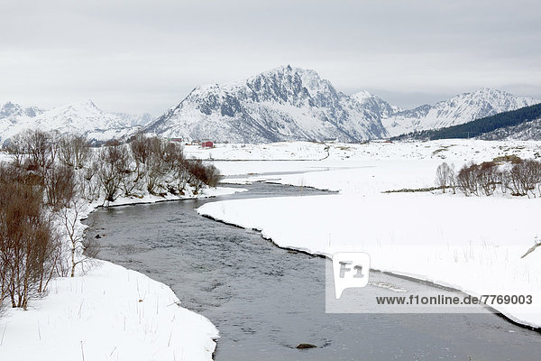 Fluss in nordischer Winterlandschaft