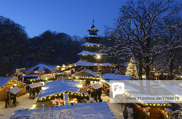 Weihnachtsmarkt am Chinesischen Turm  Englischer Garten