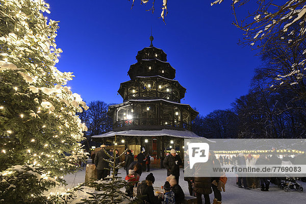 Weihnachtsmarkt am Chinesischen Turm  Englischer Garten