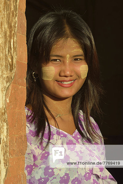 Mädchen mit Thanaka-Paste im Gesicht