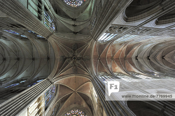 Mittelschiff der Kathedrale von Bourges  12.Jh.  Beginn und Übergang zur Hochgotik