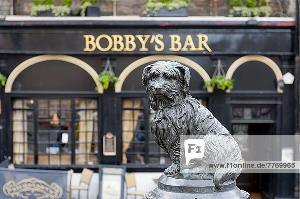Monument to a dog Greyfriars Bobby in front of Bobby's Bar