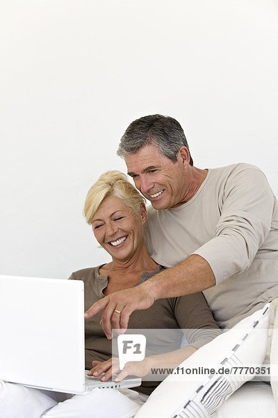 Reife Paare mit Laptop