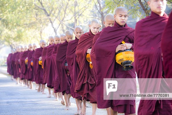gehen  Fernverkehrsstraße  sammeln  vorwärts  fünfstöckig  Buddhismus  Mönch  Myanmar  Asien  kassieren  Nyaung U