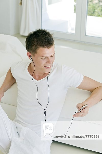 Junger Mann zu Hause  Musik hören