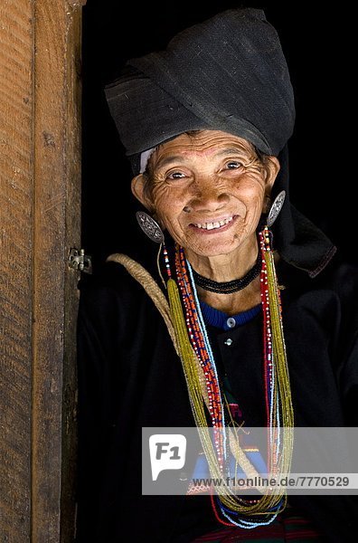 nahe  Frau  Tradition  Hügel  bunt  schwarz  Dorf  Myanmar  Asien  Kleid  Shan Staat  Volksstamm  Stamm