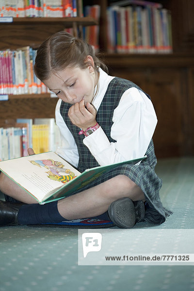 Canada  Québec  Montreal  private school  girl reading