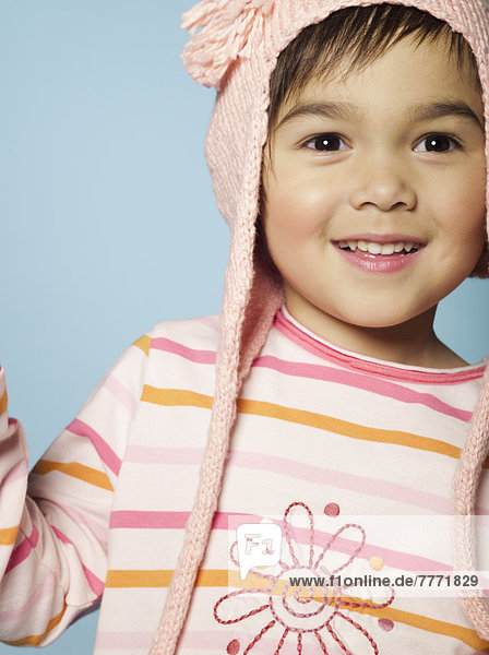 Porträt des kleinen Mädchens mit Wollmütze
