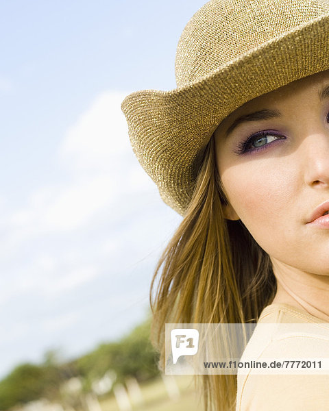 Porträt eines jungen Mädchens mit Hut