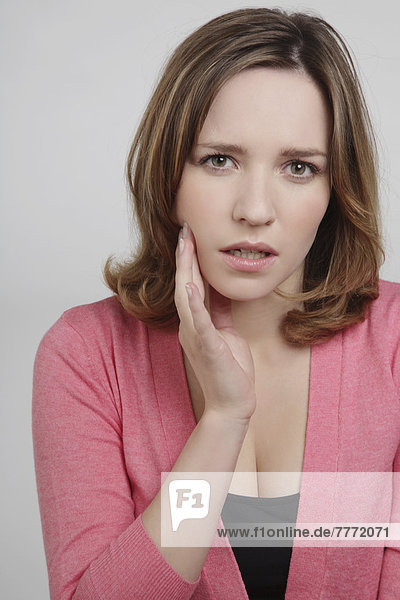 Porträt einer jungen Frau mit Zahnschmerzen