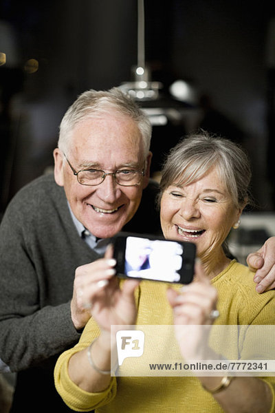 Fröhliches Seniorenpaar beim Selbstporträt über Smartphone