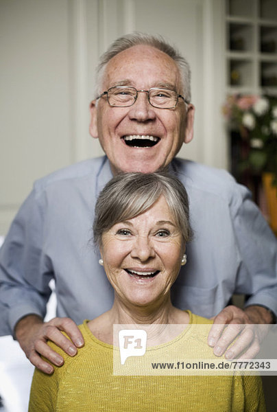 Porträt eines glücklichen  verspielten Seniorpaares