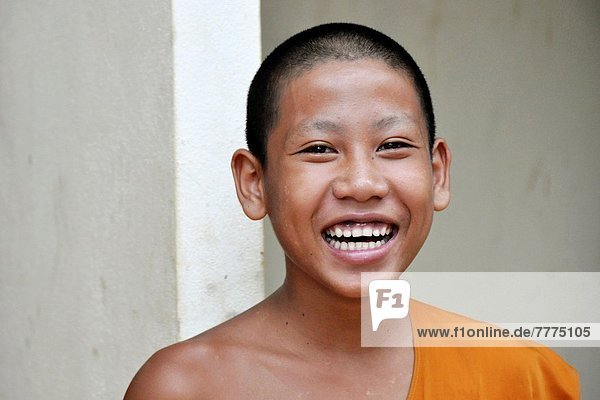 Portrait  lächeln  jung  Geistlicher  fünfstöckig  Buddhismus  Laos