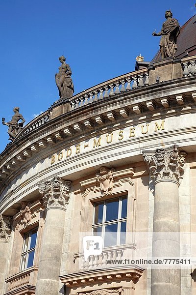 Detail  Details  Ausschnitt  Ausschnitte  blauer Himmel  wolkenloser Himmel  wolkenlos  Berlin  Hauptstadt  Fassade  Museum