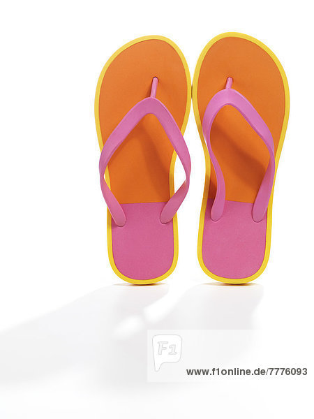 Paar pink-orangefarbene Flipflops