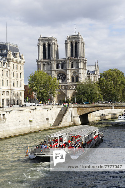 Ausflugsschiff auf der Seine Kathedrale Notre-Dame de Paris hinten