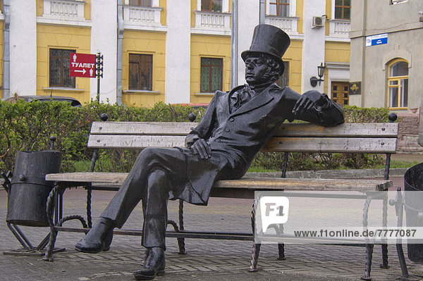 Bronzeskulptur Mann mit Zylinder  Fußgängerzone Ulitsa Kirova