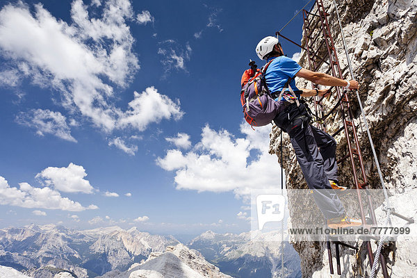 Bergsteiger beim Aufstieg über den Klettersteig oder Via ferrata Ivano Dibona am Monte Cristallo