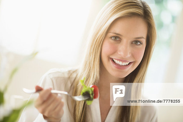 Portrait  Frau  lächeln  essen  essend  isst
