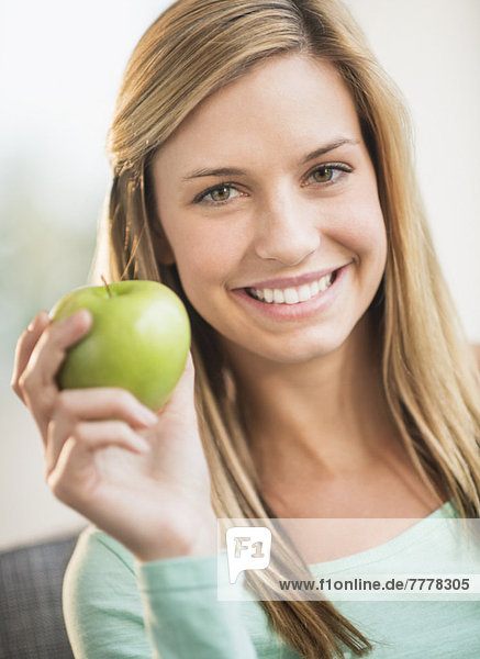 Portrait of Frau hält apple