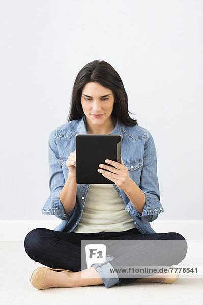 sitzend  benutzen  Frau  Boden  Fußboden  Fußböden  Tablet PC