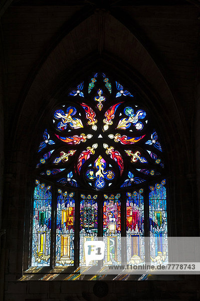 Großes buntes Glasfenster  St Michaels Parish Church  Linlithgow Castle