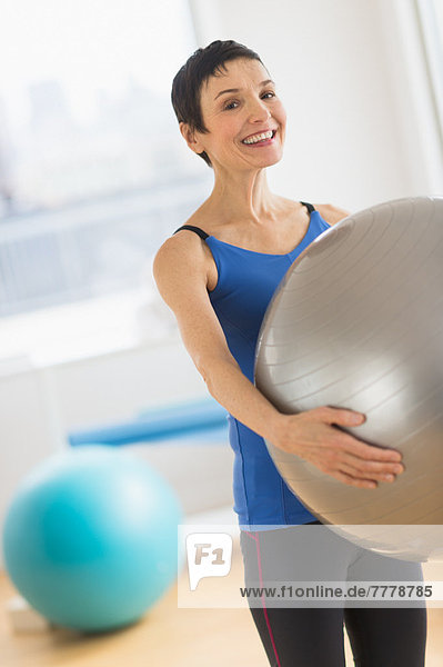 Porträt von mature Frau beim training in Fitness-Studio