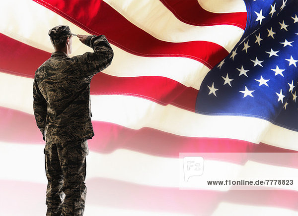 Soldat  frontal  Fahne  amerikanisch  Heer  salutieren