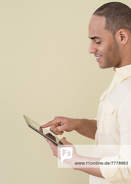 Junger Mann mit digitalen tablet
