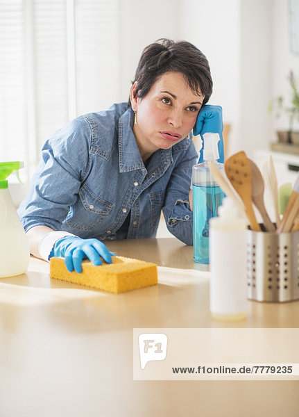 Portrait Frau Reinigung Küche reifer Erwachsene reife Erwachsene