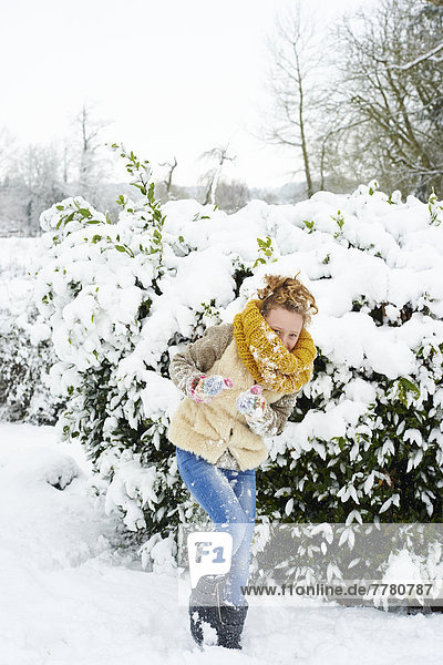 Mädchen beim Spielen im Schnee